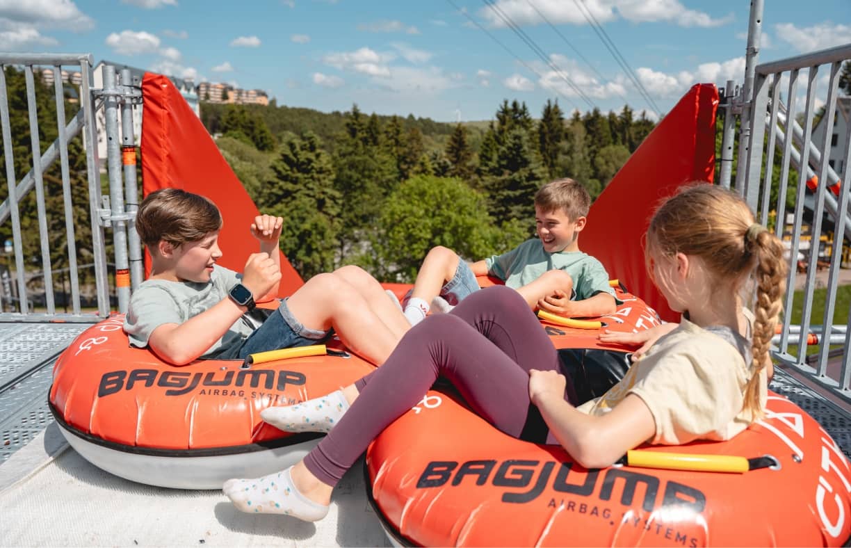 Wandern in Oberwiesenthal. Das Foto zeigt eine Familie an einem romantischen Bachlauf