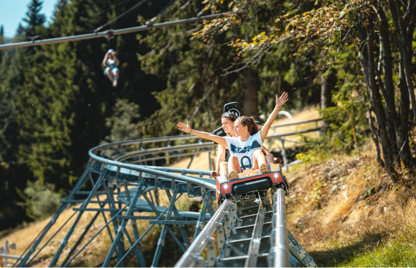 Wandern in Oberwiesenthal. Das Foto zeigt eine Familie an einem romantischen Bachlauf